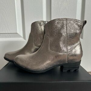 NWOB! Sorel Women's Lolla Il Zip Up Bootie
Metallic in color Kettle / Size 6.5